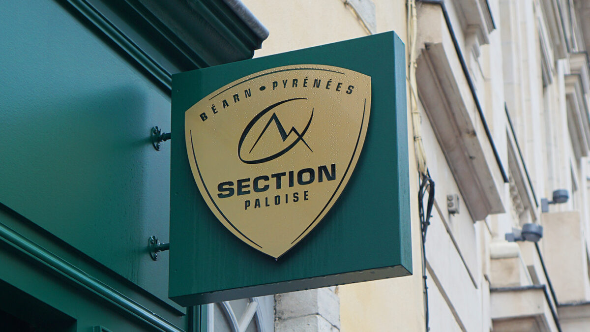 Section Paloise, Rugby Pau, Boutique officielle Section Paloise, Rugby Béarn, Club de rugby Pau, Supporters Section Paloise, Centre-ville de Pau, Shopping Pau, Boutique rugby Pau, Équipements rugby Pau, Cadeaux rugby Pau, Fan shop Pau, Aménagement boutique Pau, Travaux express boutique, Décoration sportive, Design boutique rugby, Choix matériaux Pau, Réalisation clés en main Pau, Où acheter des produits de la Section Paloise à Pau, Boutique pour fans de rugby à Pau, Nouveau magasin de la Section Paloise en centre-ville, Transformation de boutique en 4 semaines à Pau, Meilleure boutique rugby au Béarn